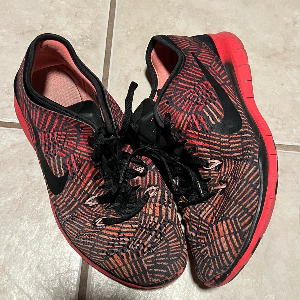 Nike Women's Black and Red Athletic Shoes